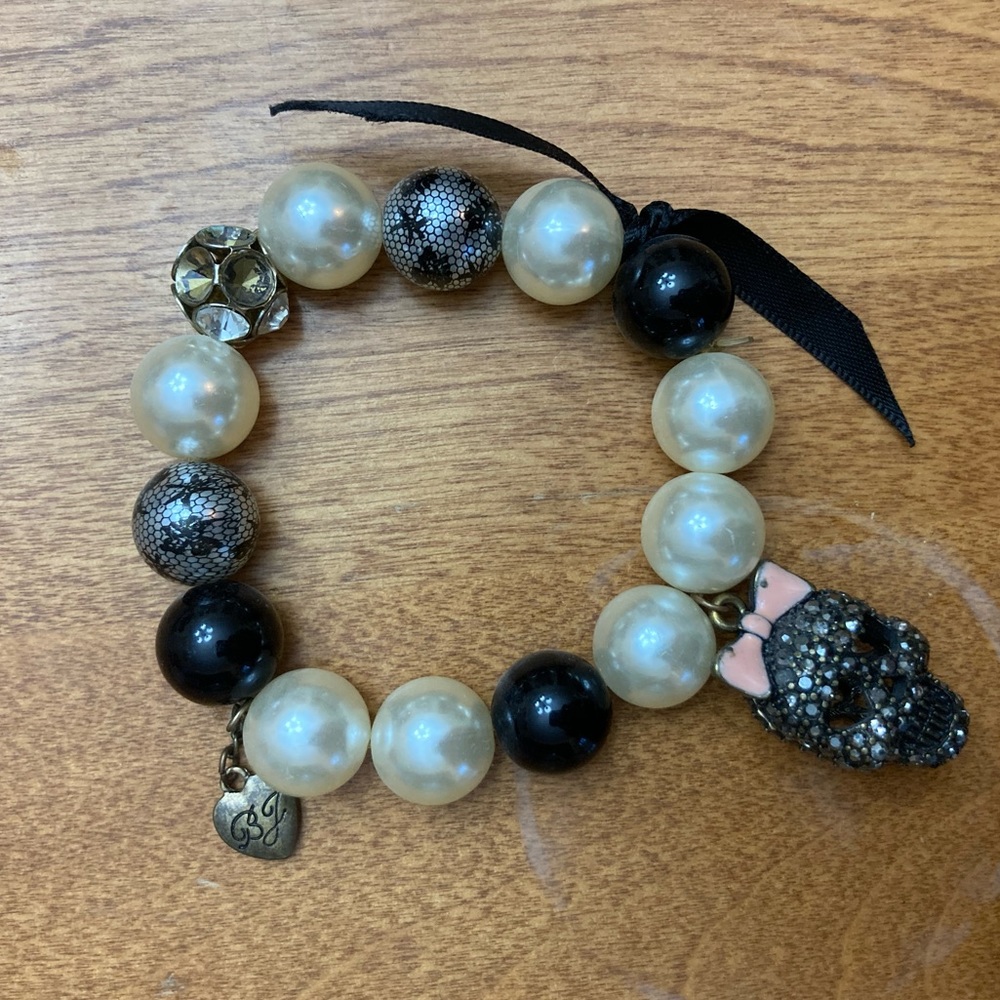 🎁 Betsey Johnson pearl bracelet with skull